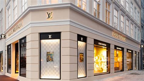 Louis Vuitton: Store